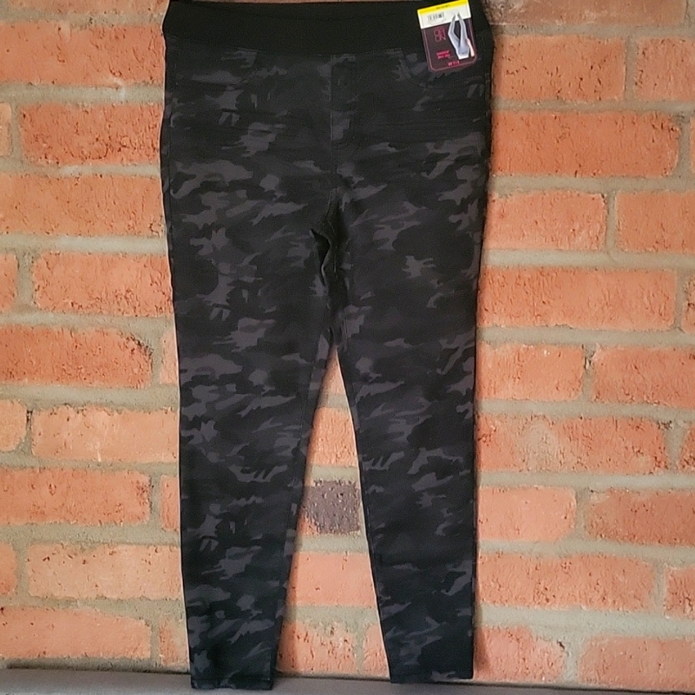 Juniors mid rise black camo jegging
